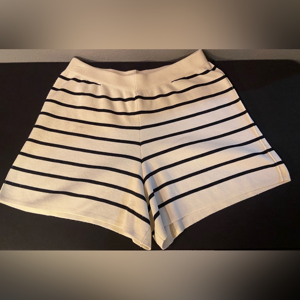 Striped Black and Creme Women's Shorts ~  Sz Med ~ 100% Viscose ~ Comfy 💕💕💕